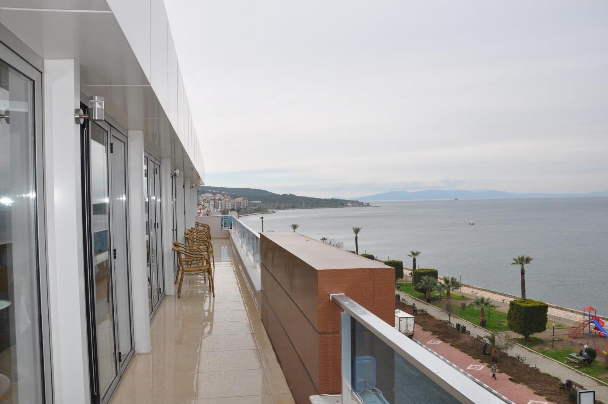 Perla Hotel Дикили Екстериор снимка