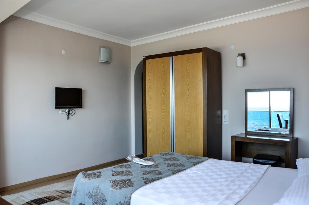 Perla Hotel Дикили Екстериор снимка